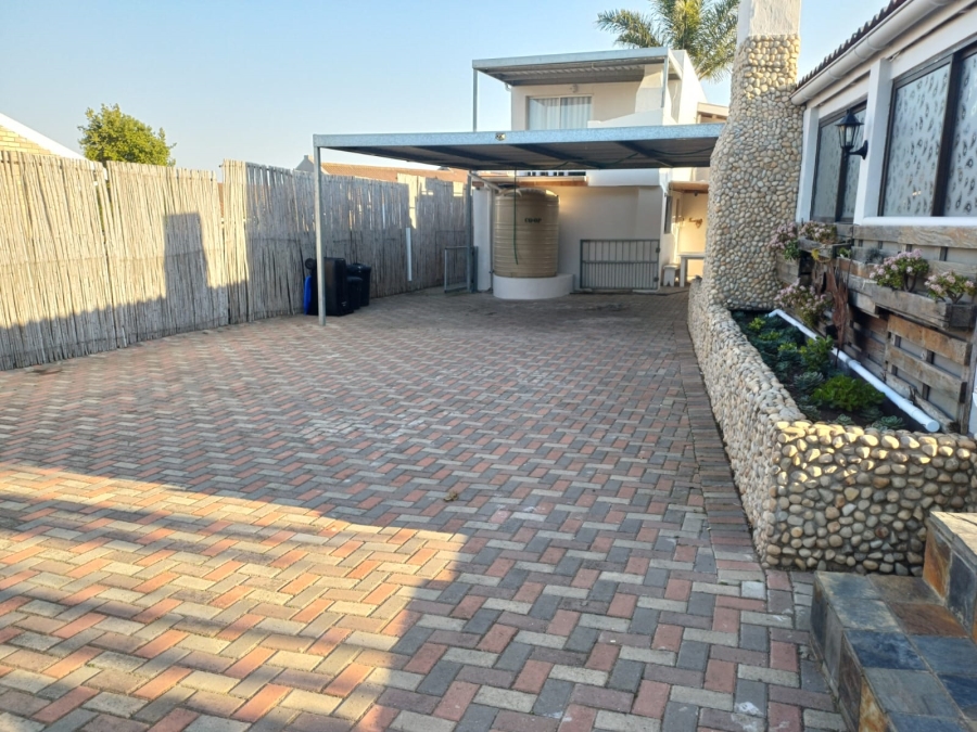 To Let 3 Bedroom Property for Rent in Wavecrest Eastern Cape